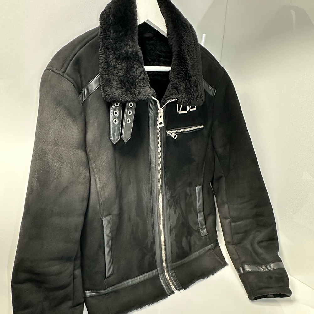 Guess Men’s aviator buckle neck black jacket / shearling faux suede size M